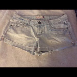 SO light wash jean shorts size 11